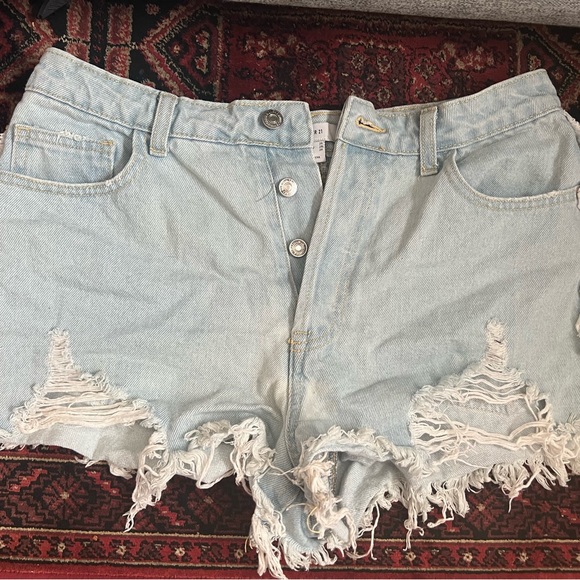 Distressed jeans shorts. Size US 29 - Picture 4 of 4